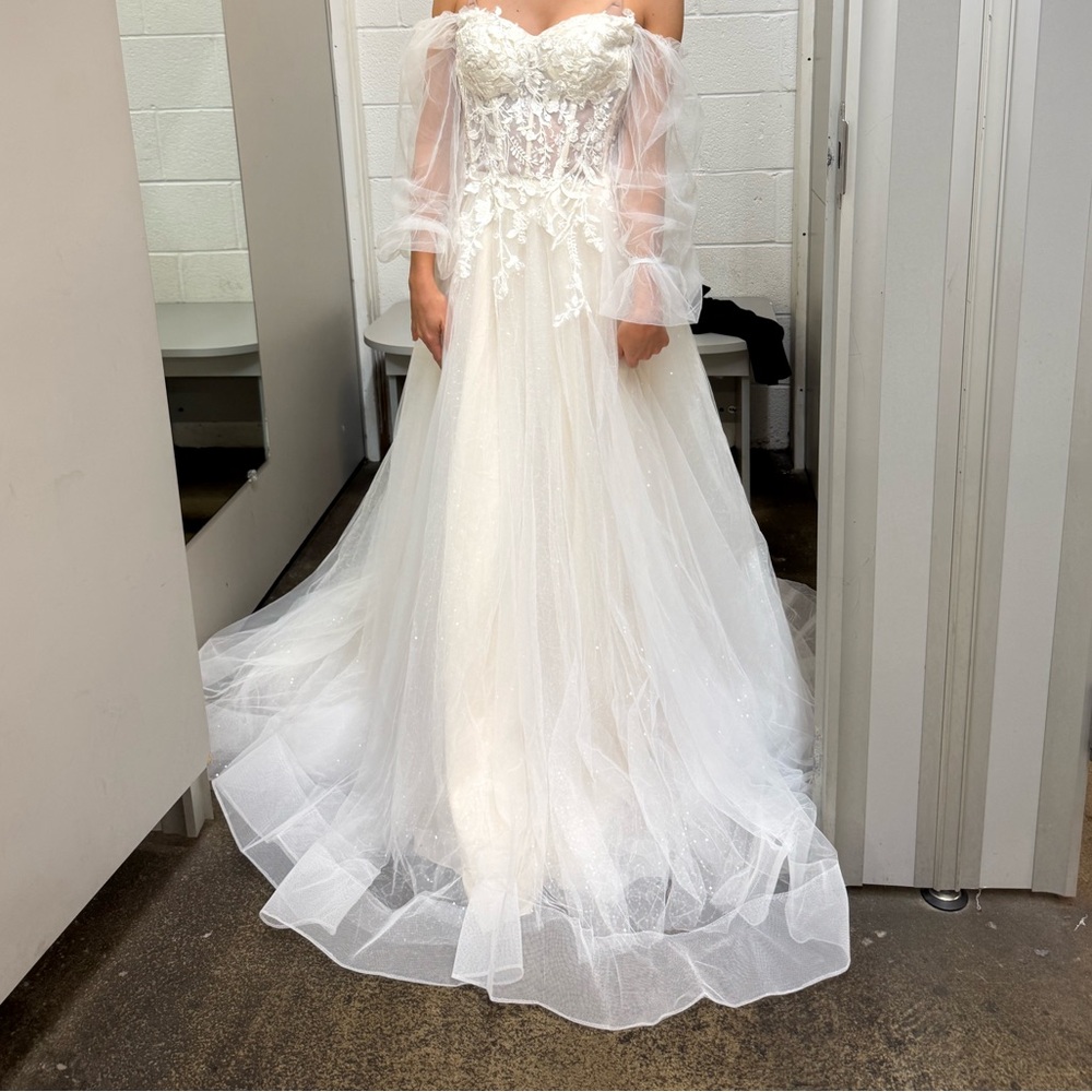 Wedding dress. Fits size 0, 2, XS